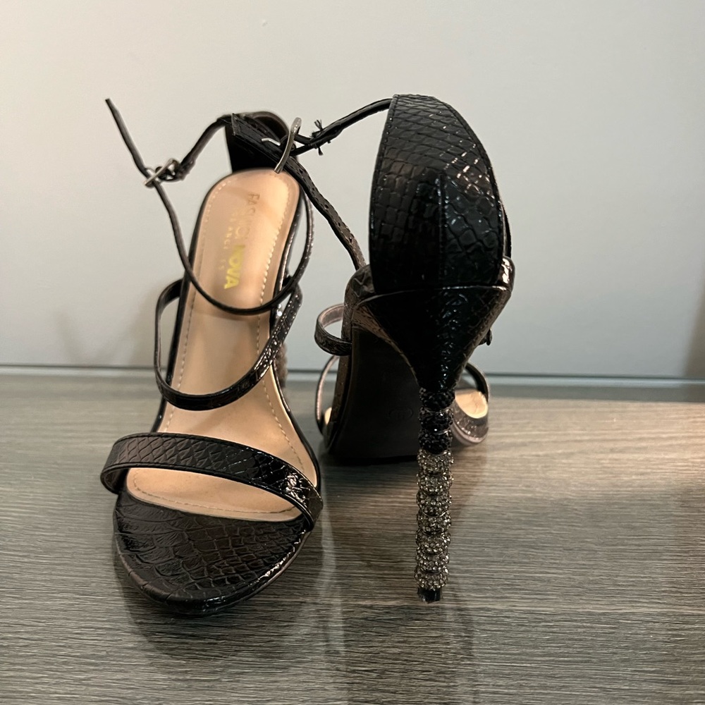 Black heels fashion nova